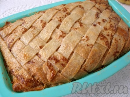 Готовый блинный пирог с грибами и мясом немного остудить в форме.