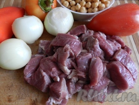 Баранину вымыть и нарезать небольшими кусочками.