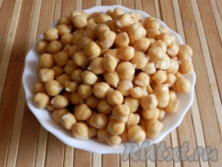 Нут заранее хорошо промыть, замочить в холодной воде на ночь. Затем воду слить, нут еще раз промыть.