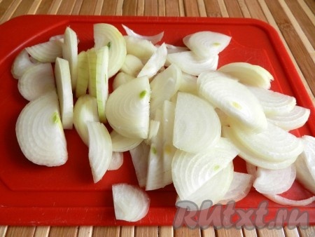 Лук нарезать полукольцами.