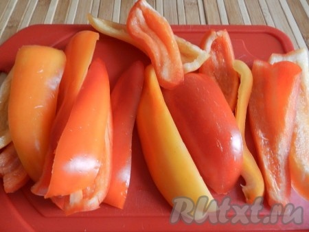 Нарезать полосками болгарский перец.
