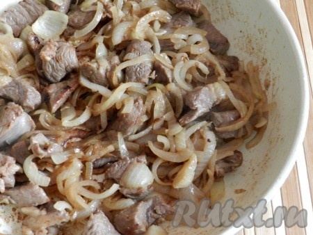 На растительном масле обжарить баранину до румяного цвета, затем добавить лук и обжарить всё вместе.