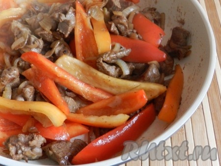 Добавить болгарский перец, перемешать, немного обжарить.