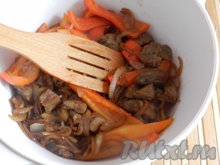 Переложить мясо с луком и перцем в кастрюлю, добавить немного воды, чтобы покрыла мясо.