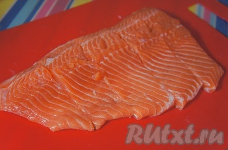 Филе сёмги промыть, обсушить. Нарезать на порционные кусочки.
