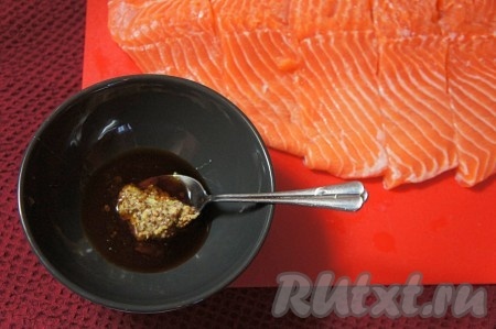 Готовим маринад для рыб. Для этого необходимо смешать мёд, соевый соус и горчицу. Маринад готов.