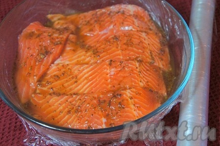 Форму закрыть пищевой плёнкой и отправить семгу на 20-30 минут в холодильник. За это время хорошо замаринуется, а у вас будет время приготовить гарнир к рыбе.