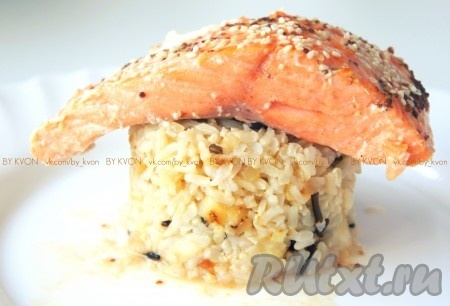 Вкусная, сочна сёмга в кунжуте, запеченная в духовке, готова. Приятного аппетита! Кушайте с удовольствием!