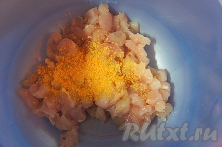 К нарезанному мясу добавить соль, пропущенный через пресс чеснок, перемешать. Затем добавить панировочные сухари, ещё раз хорошо перемешать.