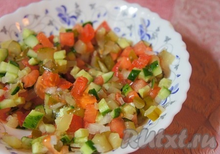 Овощи вымыть, обсушить. Помидор, огурец, репчатый лук мелко нарезать, добавить мелко нарезанный маринованный и/или солёный огурец. Овощная начинка для шавермы готова.