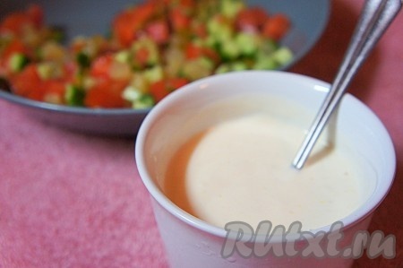 Приготовим соус для шавермы. Для этого необходимо смешать все указанные для его приготовления ингредиенты. Соус готов.