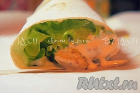 Свернуть шаверму, приготовленную в домашних условиях, плотным "рулетом". Закрутите бумагу внизу, чтобы соус не вытекал и поместите шаверму в небольшой полиэтиленовый пакет, так её удобнее будет есть. При желании добавьте ещё соус.