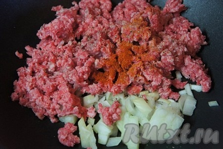 Всыпать соль и специи по вкусу.
