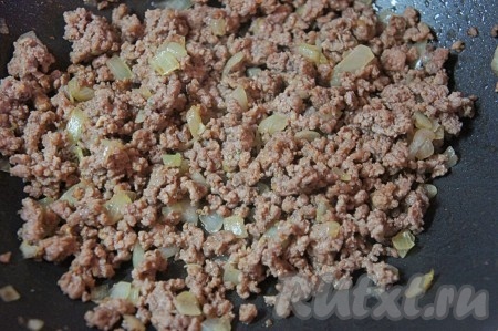 Обжарить говяжий фарш на среднем огне до изменения цвета мяса. Во время обжаривания нужно постоянно разбивать комочки фарша, чтобы он не слипался. Когда фарш изменит цвет, влить на сковороду 5-6 столовых ложек воды (или бульона), убавить огонь до минимума и тушить под крышкой минут 25, помешивая время от времени. Количество воды контролируйте, фарш не должен подгореть, но при этом воды должно быть совсем немного. В конце тушения попробовать фарш на вкус, возможно, нужно будет ещё немного подсолить.