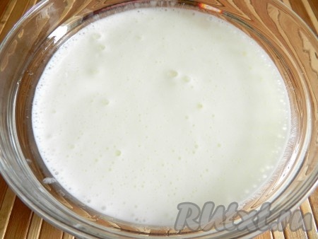 Теперь займёмся замешиванием теста для пирожков, для этого в достаточно объёмную миску нужно влить кефир, добавить соду, хорошо перемешать и оставить минут на 5, за это время сода погасится в кислой среде кефира и поверхность кефира покроется пузырьками.