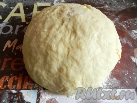 Когда тесто начнёт собираться в ком, продолжать замешивать его руками, всыпая муку по мере необходимости. Добавляя частями муку, учитывайте, что тесто для пирожков, замешанное на кефире с содой, должно получиться мягким, эластичным, не липнущим к рукам и поверхности.&nbsp; Муки может понадобиться больше или меньше.