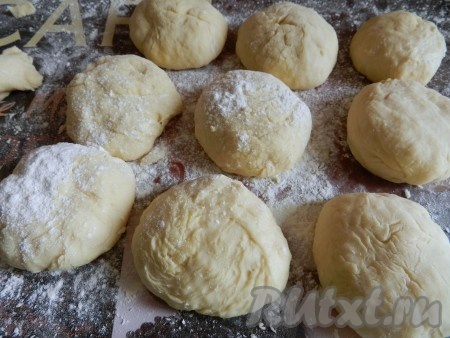 Разделить тесто на равные части, сделав небольшие шарики (я обычно делаю 18 шариков).