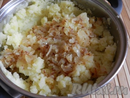 Прежде всего займёмся начинкой для пирожков, для этого очищенный картофель нужно выложить в кастрюлю, полностью залить водой, поставить на огонь, после закипания подсолить и варить до готовности картошки (минут 20-25) на небольшом огне, затем воду слить. В сковороде разогреть растительное и сливочное масло, выложить очищенный и мелко нарезанный лук, посолить и обжарить на среднем огне до золотистого цвета лука, иногда помешивая. Горячий картофель размять, добавить обжаренный лук вместе с маслом, поперчить, перемешать, остудить и начинка для пирожков готова.