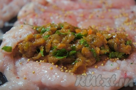 Отбитое мясо посолить, поперчить, добавить горчицу в зёрнах. На край выложить немного грибной икры с мелко нарубленной зеленью.