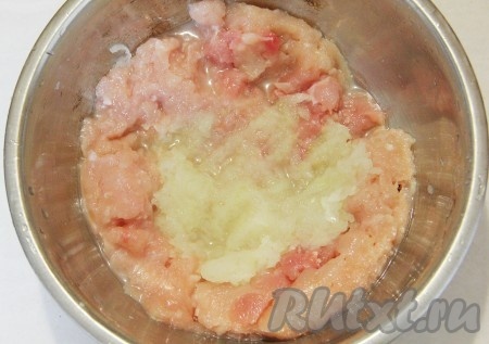 К фаршу добавляем очищенную луковицу, натёртую на мелкой тёрке.
