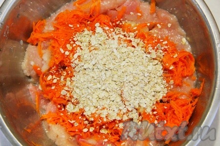 Тыкву натираем на крупной тёрке. 250 грамм натёртой тыквы добавляем к фаршу с луком, всыпаем овсяные хлопья.
