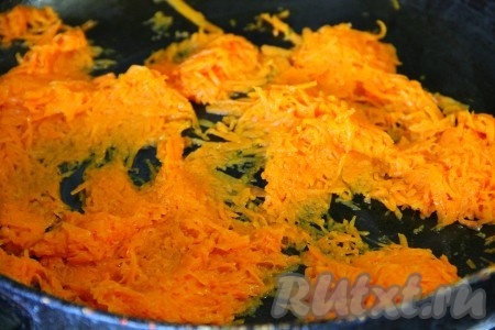 Теперь приготовим тыквенный соус для тушения тефтелей. В сковороде разогреваем немного растительного масла, выкладываем оставшиеся 250 грамм натёртой тыквы, обжариваем на среднем огне, иногда помешивая, до мягкости (на это потребуется минут 5-7), затем добавляем воду (или бульон), даём закипеть, а затем тушим на небольшом огне 2-3 минуты.
