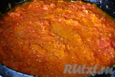 Затем к тыкве добавляем помидоры, натёртые на тёрке (старайтесь натирать так, чтобы шкурка оставалась в руке и не попадала в соус), солим, перчим и сахарим наш соус по вкусу.