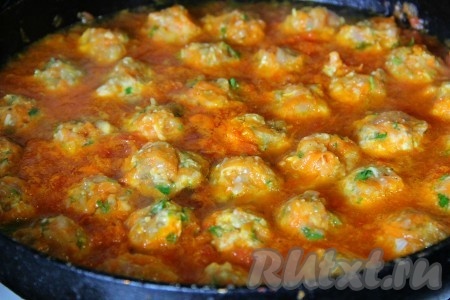 Даём тыквенному соусу закипеть. Из тыквенно-мясного фарша формируем небольшие тефтели, плотно выкладываем друг к другу в сковороду с соусом.
