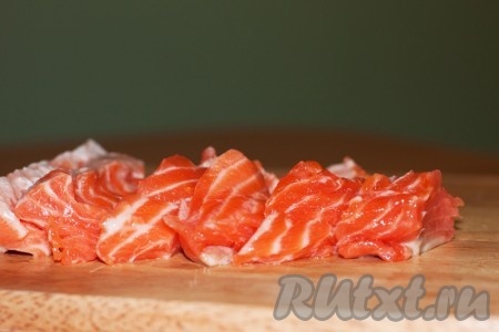 Филе семги промойте и нарежьте кусочками (брусочками), посолите.