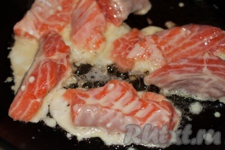 В разогретом масле обжаривайте сёмгу в кляре в течение 5–6 минут с каждой стороны до образования золотистой корочки.