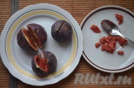 Инжир разрежьте пополам, но не до конца. Аккуратно ложкой вытащите мякоть.