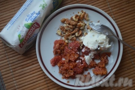 Перемешайте мякоть инжира с сыром и орехами, посолите и поперчите по вкусу.