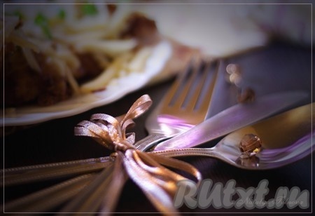 Курица по-пармски и спагетти в томатном соусе готовы. Прошу к столу!