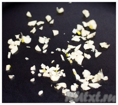 Теперь надо приготовить томатную пасту для спагетти. Обжарить чеснок до золотистого цвета, предварительно мелко порезав его.
