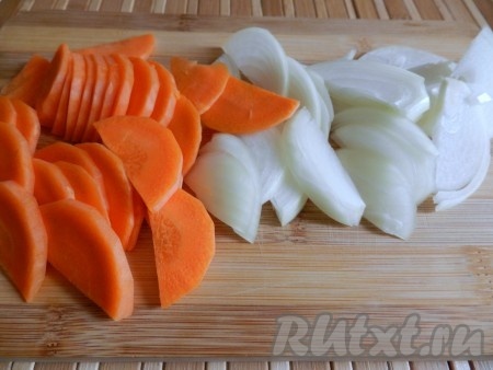 Нарезать лук и морковь полукольцами.