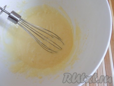 Подмешать небольшими порциями взбитые яйца в смесь масла и сахара.

