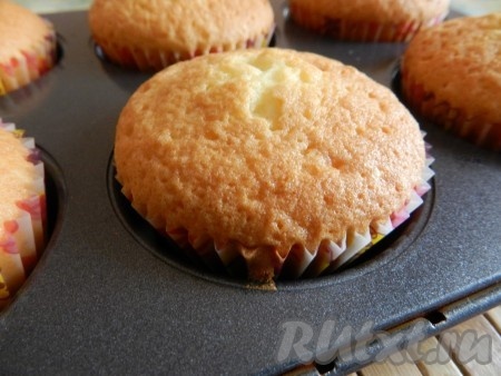 Переложить кексы на решетку и остудить.
