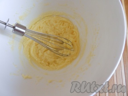 Размягченное сливочное масло взбить с сахаром и ванильным сахаром.