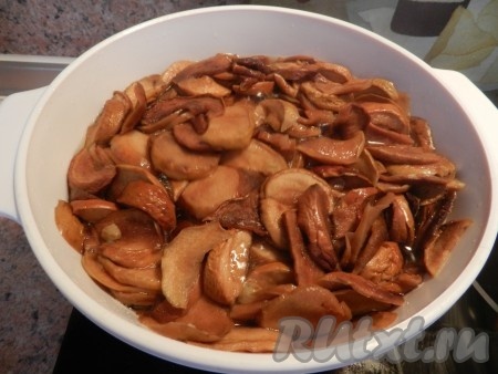 Яблоки и изюм положить в кастрюлю, залить холодной водой и поставить варить.