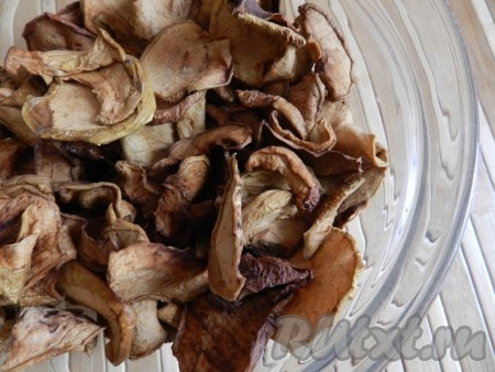 Приготовить сушеные яблоки. Если вы покупаете яблоки в магазине или на рынке, их лучше вымыть под проточной водой. Изюм так же промыть.