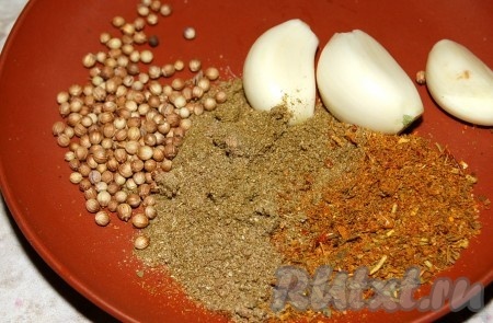 Подготовить специи. Кориандр лучше истолочь в ступке до состояния порошка. Чеснок пропустить через чеснокодавилку.