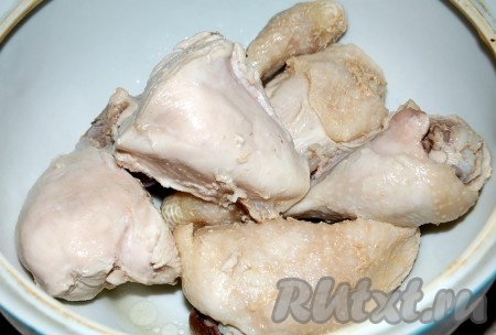 Налить в кастрюлю воду, довести её до кипения, подсолить, опустить нарезанные кусочки курицы и варить до готовности (в течение минут 40). Затем достать кусочки курицы из кастрюли, остудить, отделить от костей.