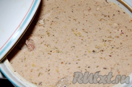 В отдельной ёмкости соединить остуженный куриный бульон, молотые грецкие орехи, пропущенный через пресс чеснок, кориандр, хмели-сунели, сухую аджику и майонез, перемешать как следует получившийся соус и поперчить. В эту же ёмкость опустить кусочки варёной курицы. Накрыть крышкой и дать сациви настояться минут 30.