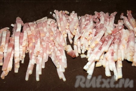 Бекон нарезать тонкими брусочками.