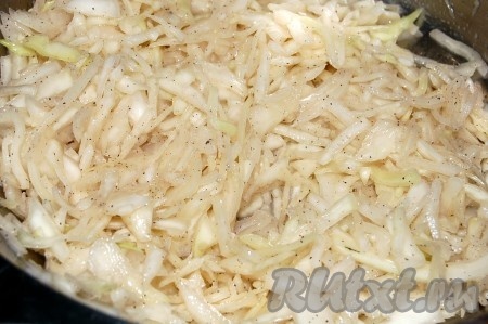 Добавить чёрный молотый перец, уксус, 2-3 столовые ложки растительного масла и тщательно перемешать.
