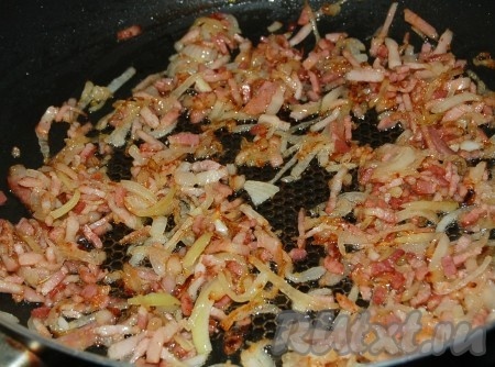 Обжарить лук с беконом, периодически помешивая, до готовности (в течение 5-7 минут), снять с огня, дать немного остыть.
