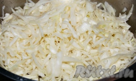 Капусту тонко нашинковать, посолить и помять руками, чтобы капуста стала сочнее и мягче.
