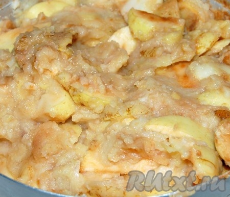 Поставить кастрюлю с нарезанными яблоками на огонь, довести до кипения и варить, изредка помешивая, до размягчения яблок.