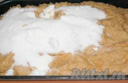 Полученное яблочное пюре сложить в глубокий противень и добавить сахар.