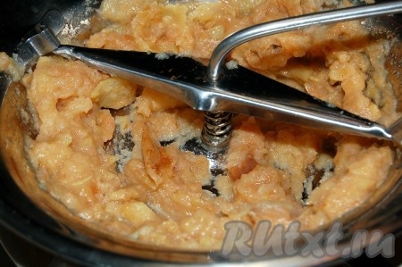 Затем с помощью сита или специального приспособления сделать из яблок пюре.